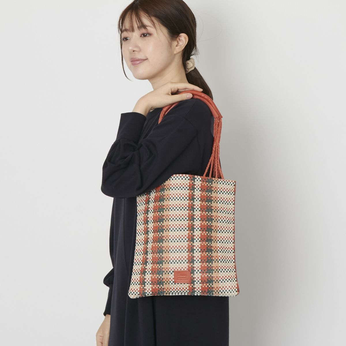 Swaraj/手編みのラム・スクエアバッグ